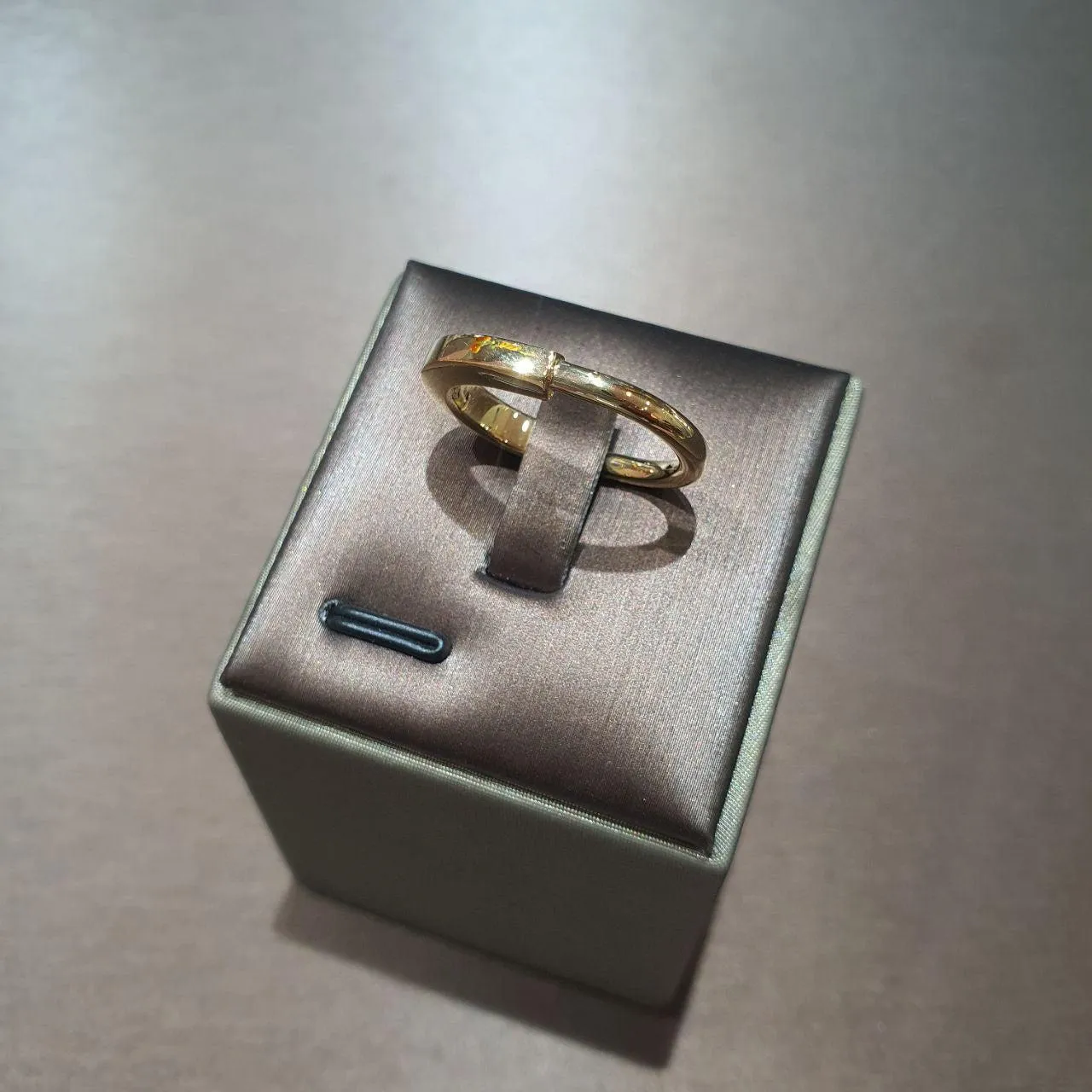 22k / 916 Gold Solid U lock Ring