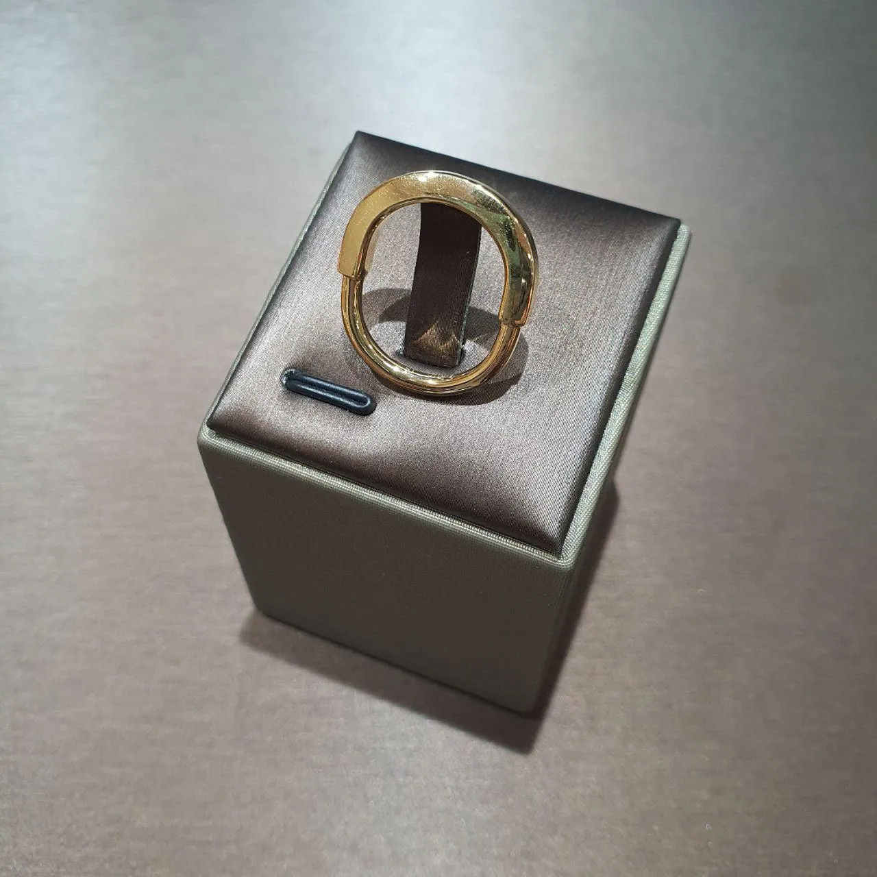 22k / 916 Gold Solid U lock Ring